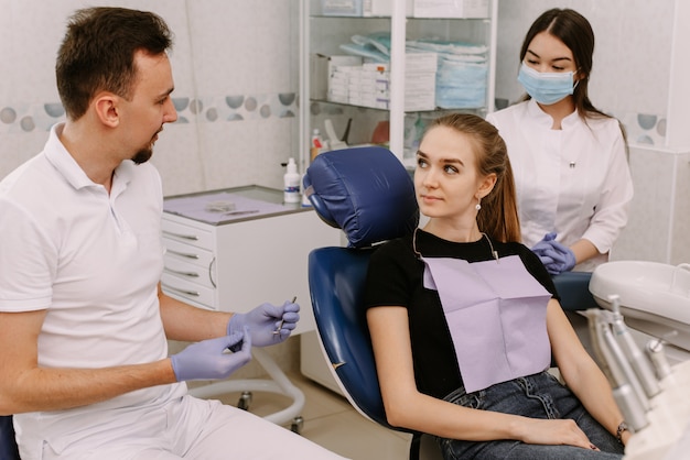 Dentista falando com um paciente. Recepção no dentista