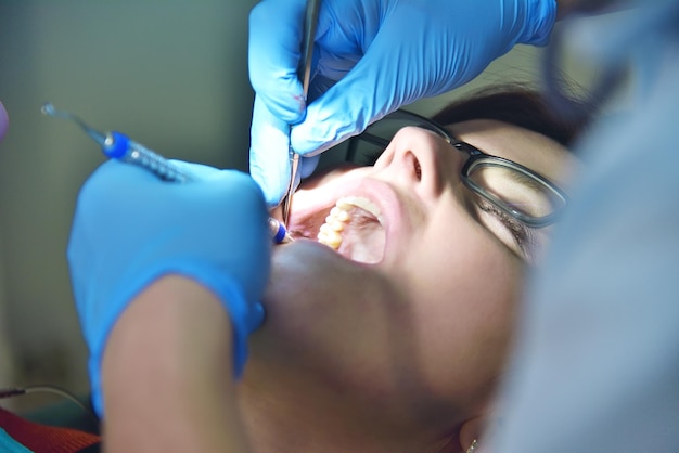 dentista fazendo dentes