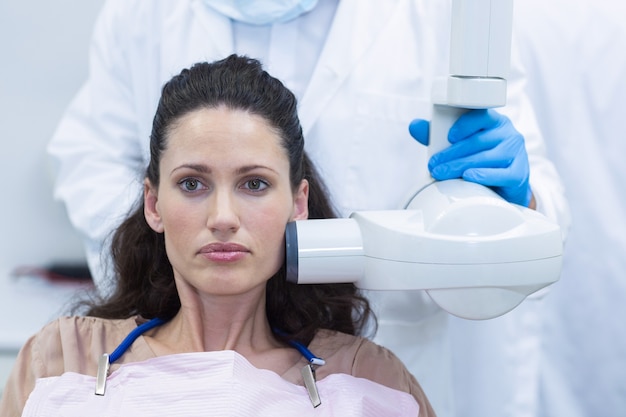 Dentista fazendo radiografia dos dentes dos pacientes