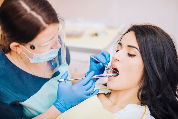 Dentista, fazer, anestésico, injeção, para, femininas, paciente