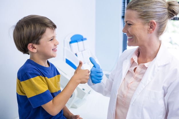 Dentista feliz jugando con niño