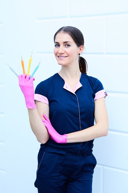 Dentista feminina com utensílios odontológicos