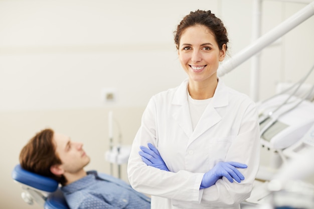 Dentista feminina confiante