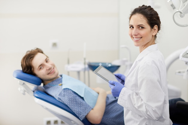 Dentista feminina trabalhando com paciente