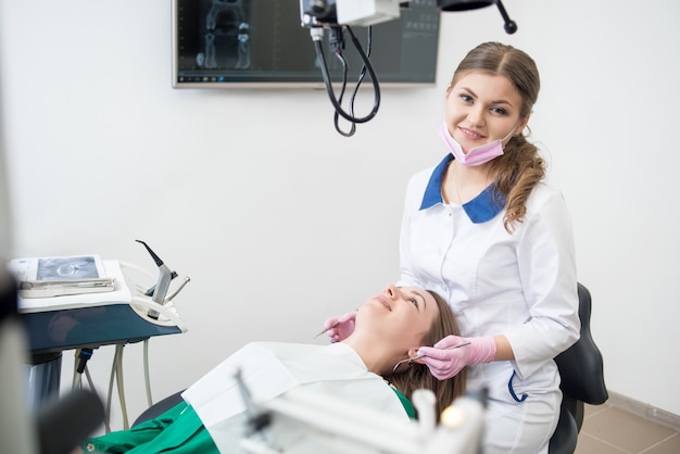 Dentista feminina tratando de um paciente