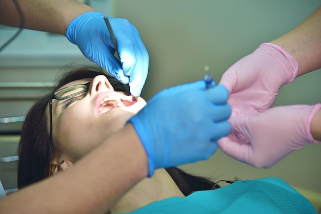 Dentista haciendo operación