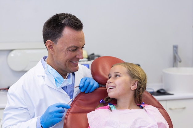 Dentista interactuando con paciente joven