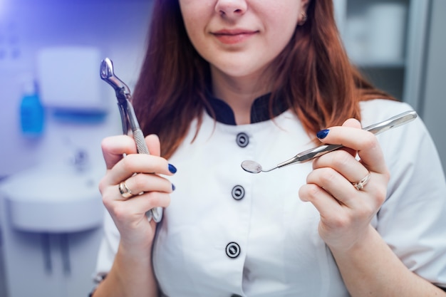 Dentista jovem ruiva na clínica