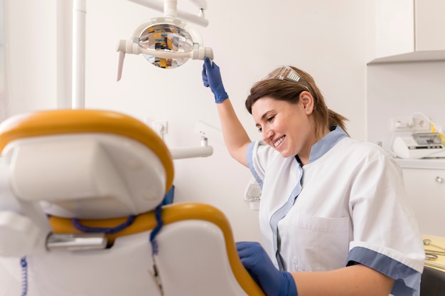 Dentista limpiando los dientes del niño