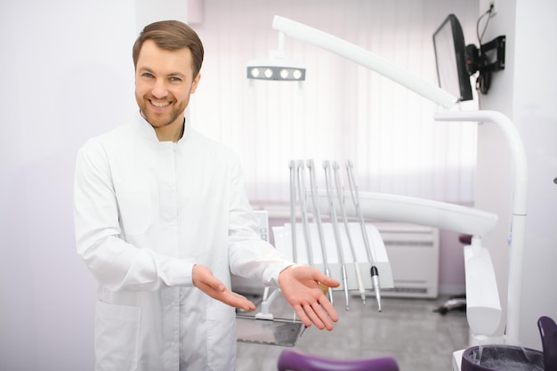 Dentista masculino jovem na clínica