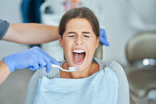 Dentista masculino y mujer en el consultorio del dentista