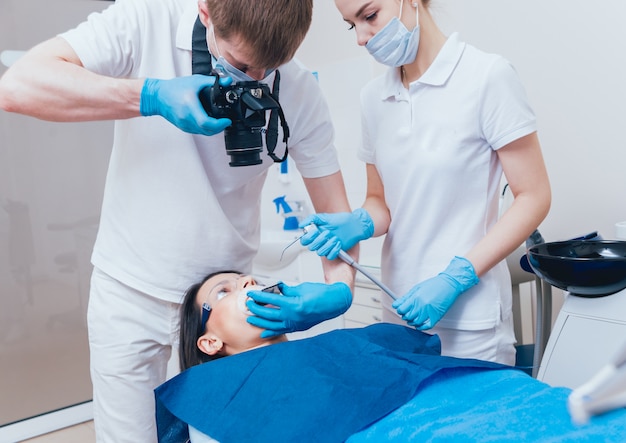 Dentista masculino y un paciente en el consultorio dental