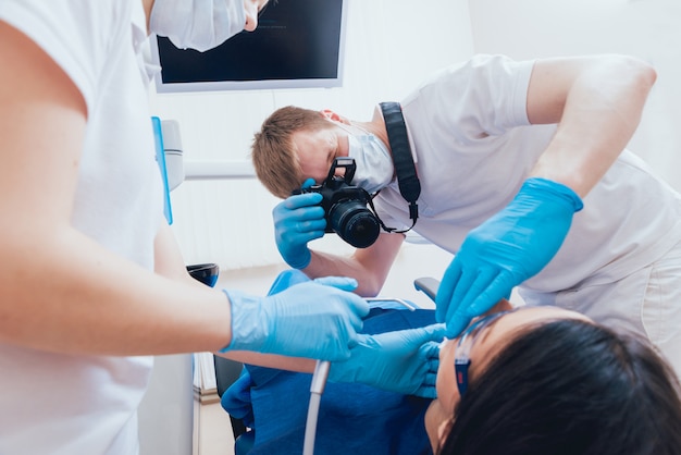 Dentista masculino y un paciente en el consultorio dental