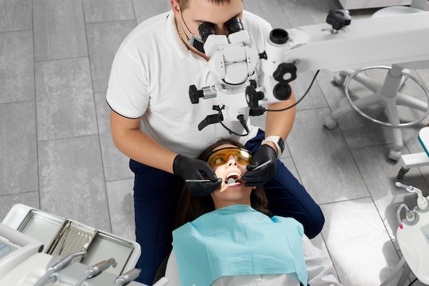 Dentista masculino trabajando