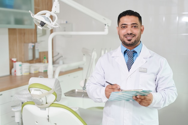 Dentista del Medio Oriente con portapapeles