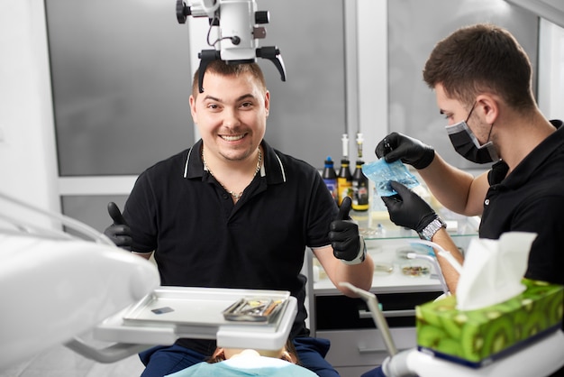 dentista mira con una sonrisa