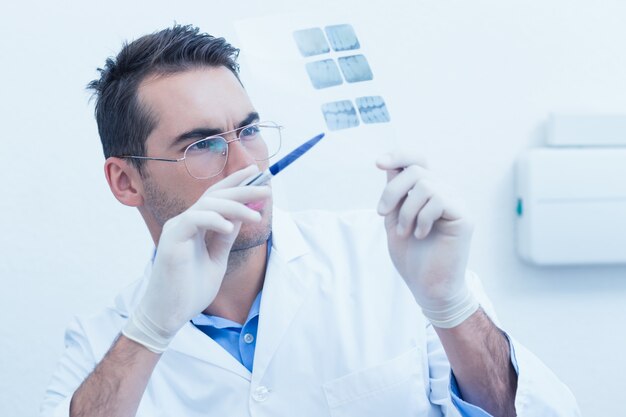 Dentista mirando radiografía