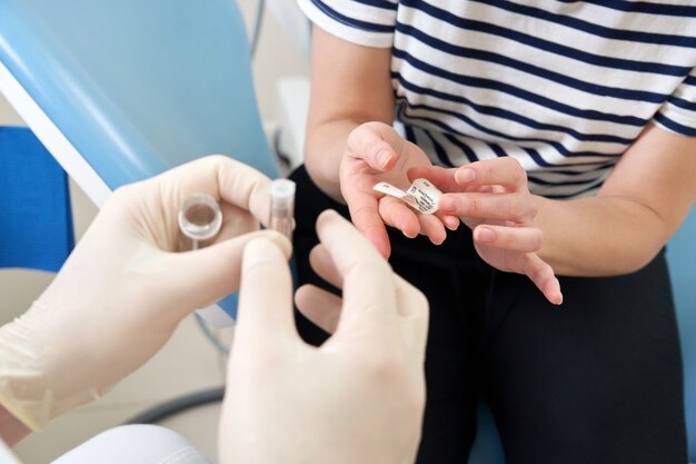 Dentista mostrando su implante dental paciente femenino