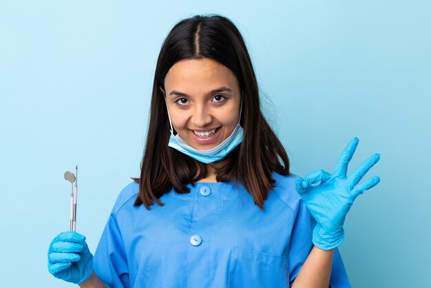 Foto dentista mujer en estudio