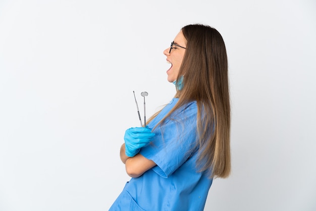 Dentista mujer lituana sosteniendo herramientas aisladas