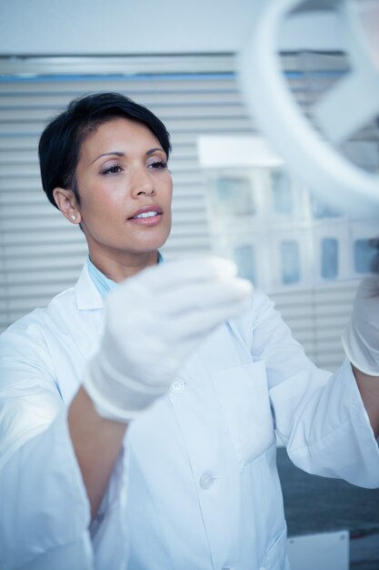 Dentista mujer mirando rayos x