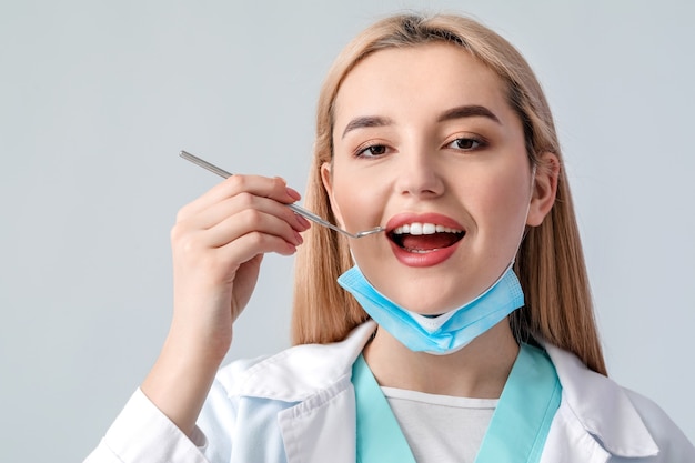 Dentista mujer en superficie clara