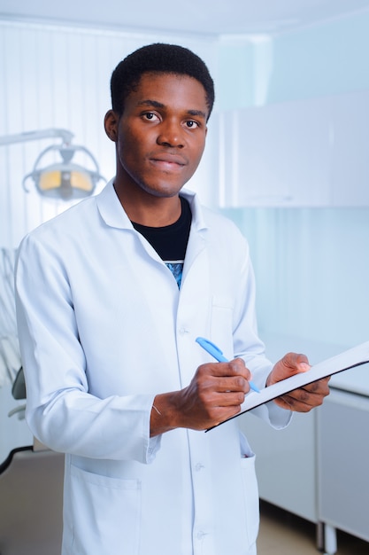 Dentista negro en una clínica dental