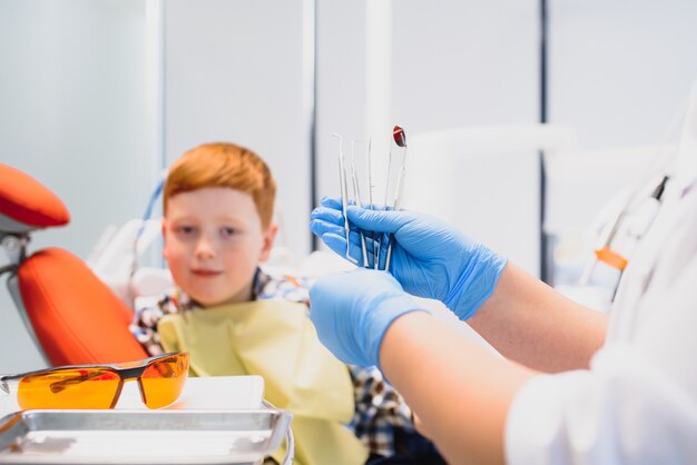 Dentista y niño en el consultorio del dentista