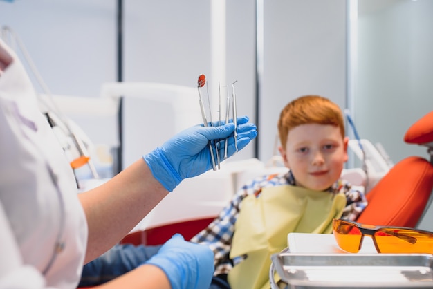 Dentista y niño en el consultorio del dentista