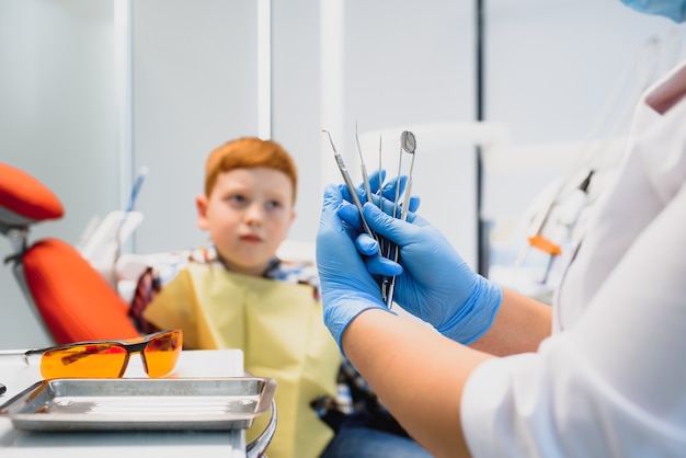 Dentista y niño en el consultorio del dentista