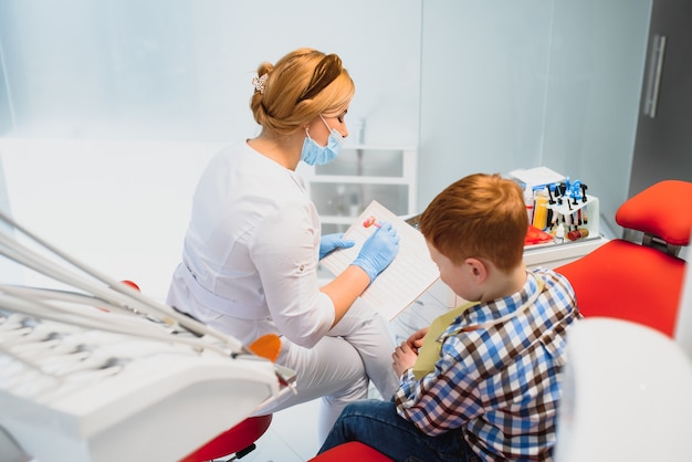 Dentista y niño en el consultorio del dentista