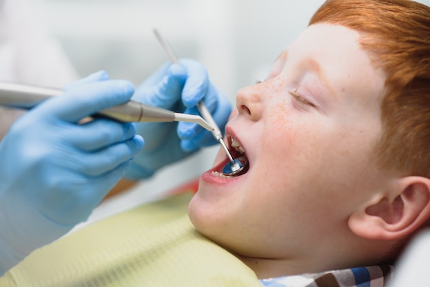 Dentista y niño en el consultorio del dentista