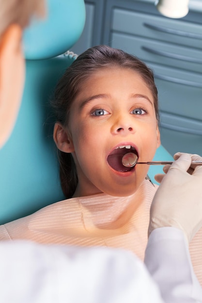 Dentista niño paciente examen examen dentistas silla dental