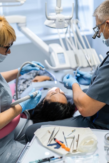 Dentista no processo. Serviços odontológicos, consultório odontológico, tratamento odontológico.