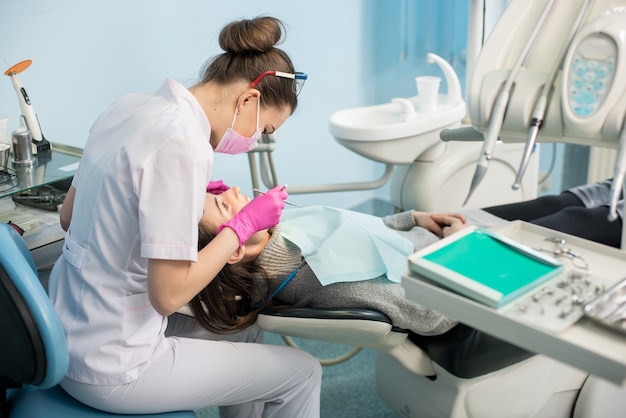 Dentista en la oficina de la clínica dental