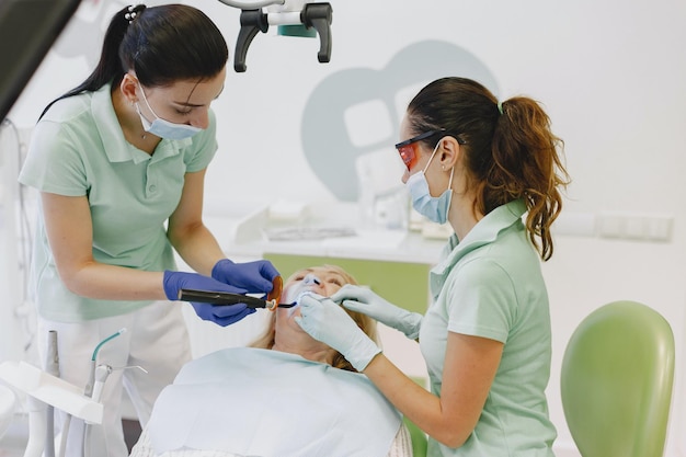 Un dentista y un paciente con un cepillo de dientes.