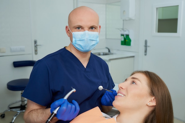 dentista y una paciente en el consultorio de un dentista