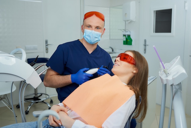 dentista y una paciente en el consultorio de un dentista