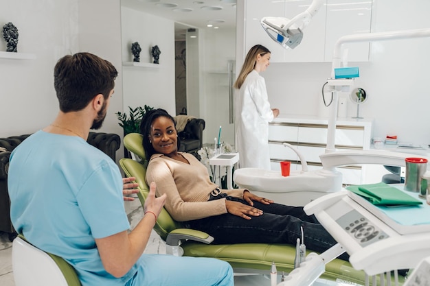 Dentista y paciente hablando de tratamientos en una consulta