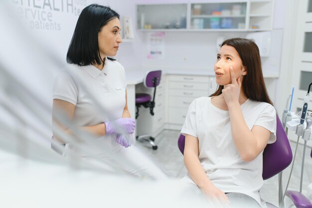 Dentista y paciente en oficina de dentista