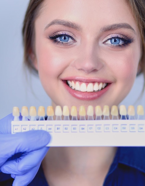 Dentista y paciente sentados en el consultorio del dentista