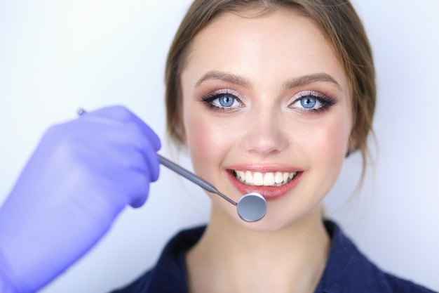 Dentista y paciente sentados en el consultorio del dentista