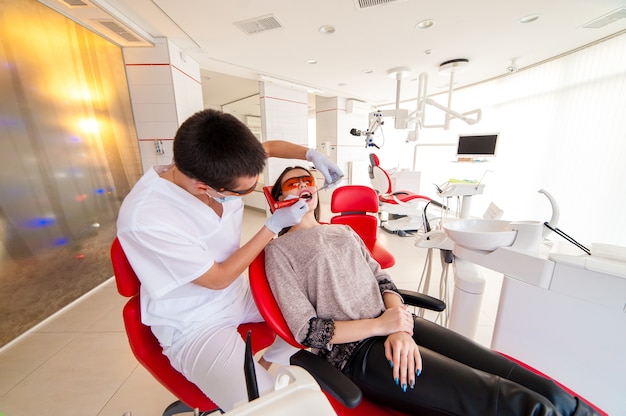 El dentista pone el sello de una hermosa niña.