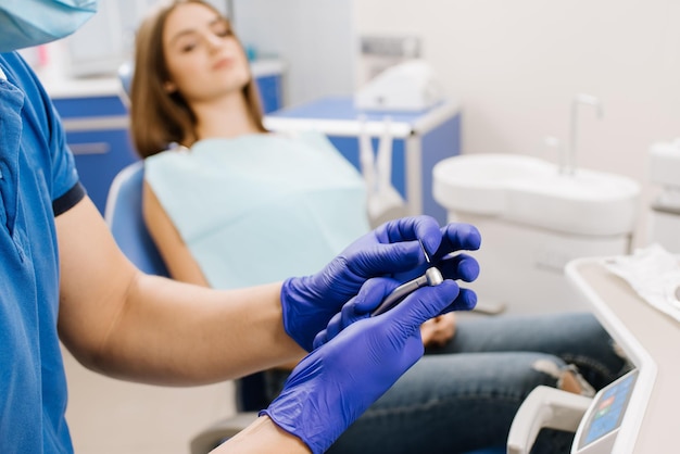 Dentista preparando broca para tratamento closeup