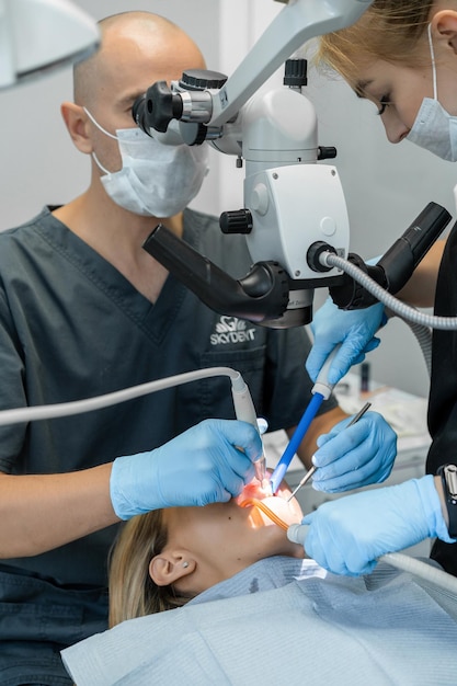 Dentista en el proceso. Servicios dentales, consultorio dental, tratamiento dental.