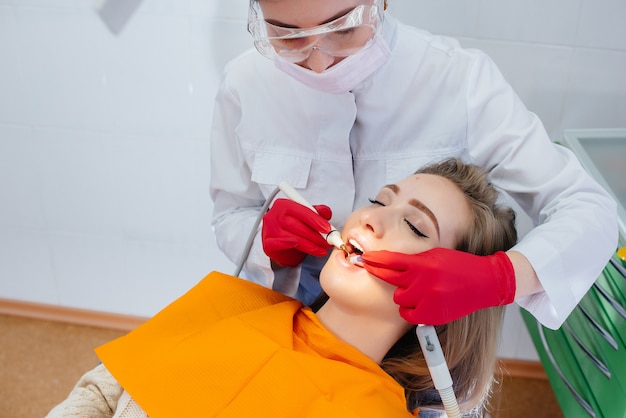 Un dentista profesional realiza el tratamiento y el examen de la cavidad oral del paciente en primer plano. Odontología