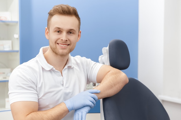 Dentista profesional en su clínica