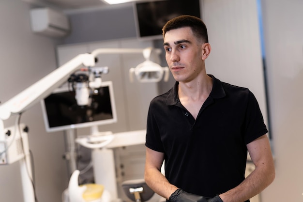 Dentista profissional bonito no hospital. Especialista em odontologia de saúde de dentes.