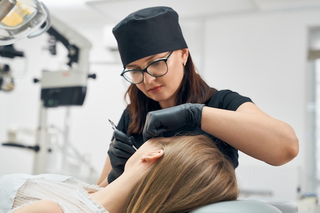 Dentista que trata los dientes de la niña.