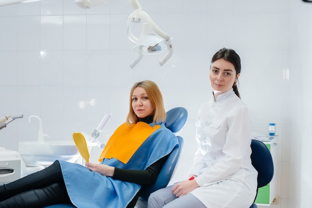 Foto el dentista realiza un examen y consulta del paciente. odontología.